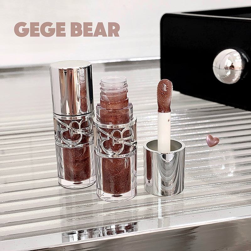 Lipstick and lip gloss set with a mirror on a reflective surface, featuring the brand 'GEGE BEAR'.