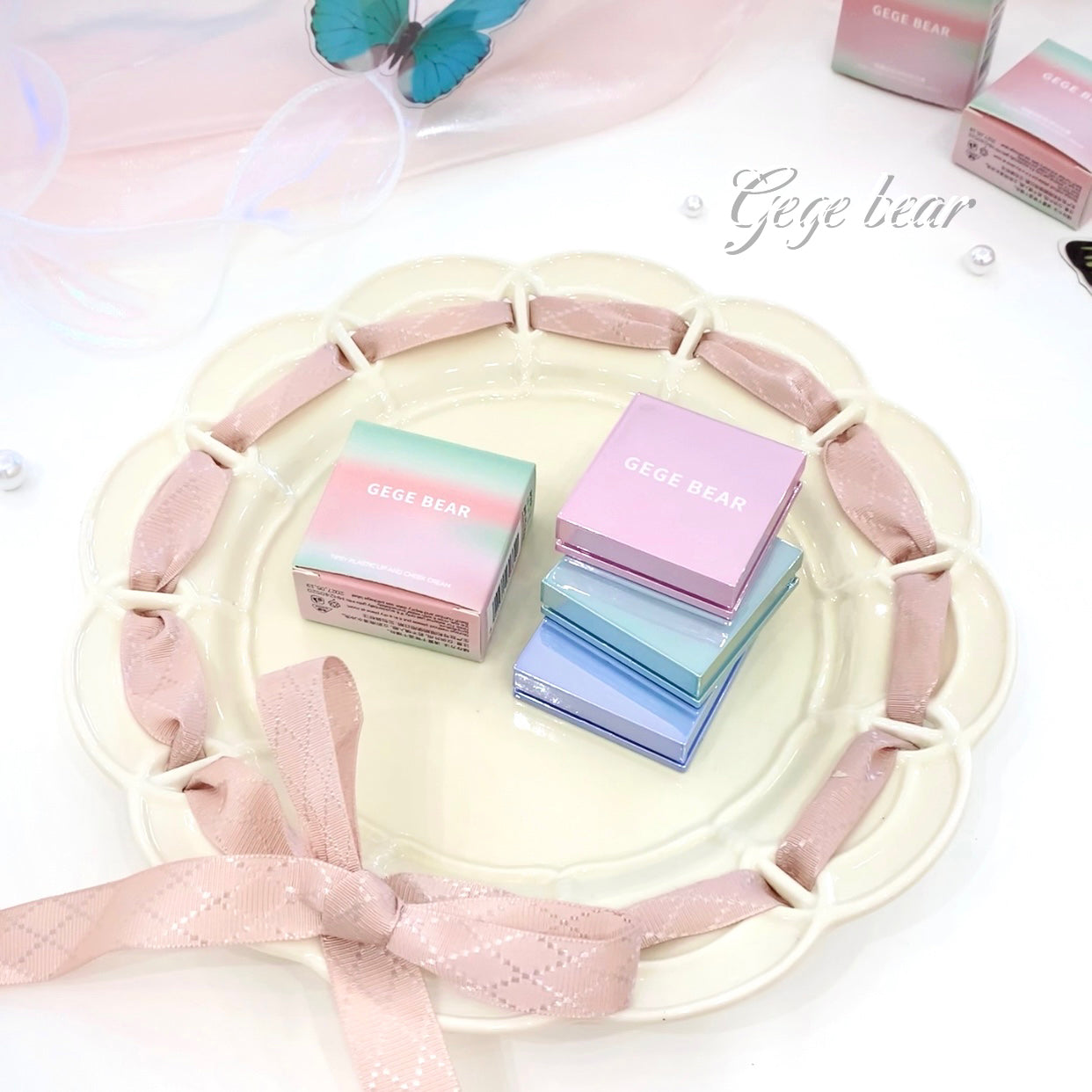 Pastel-colored boxes with 'Geze bear' branding on a decorative plate with ribbons.