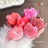 Pink and red hair clips held by a hand on a soft surface with '9g' branding.