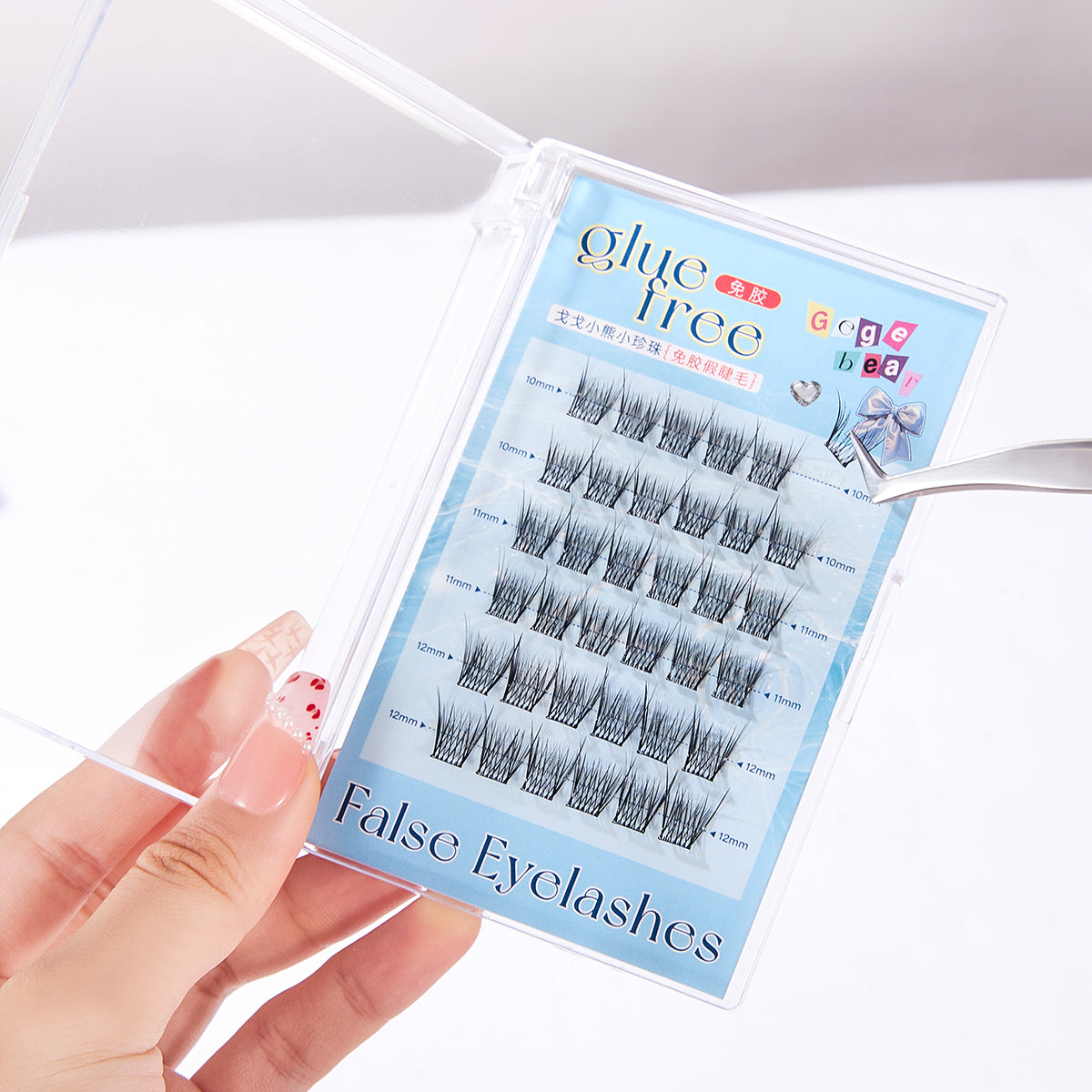 False eyelashes in a packaging case held by a hand with a white background