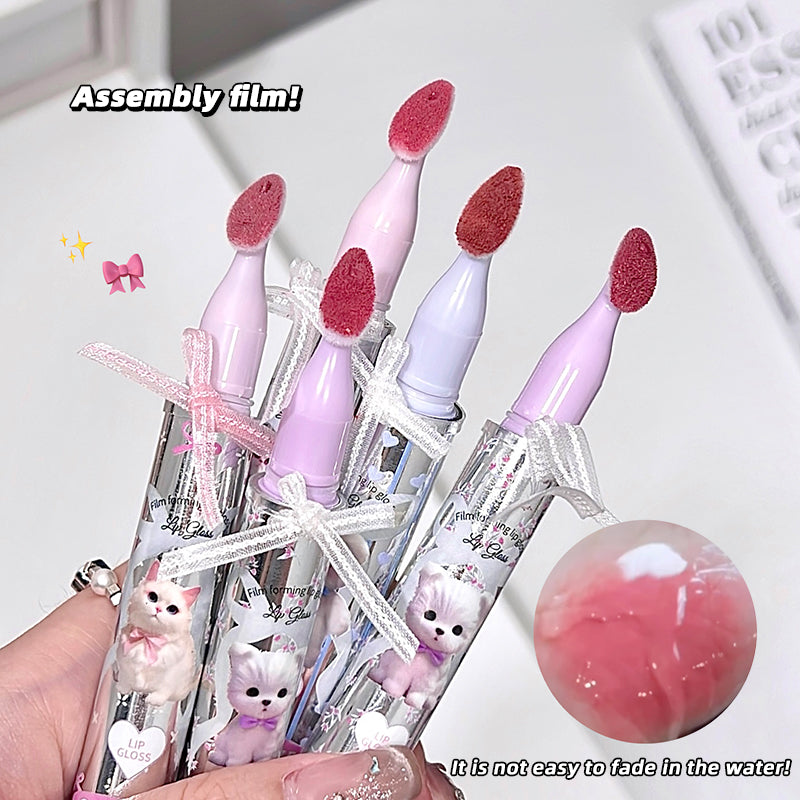 Set of cosmetic applicators with pink and purple handles held by a hand, with text 'Assembly film!' and 'It is not easy to fade in the water!'.