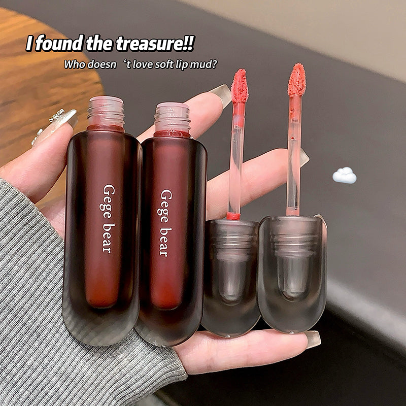 Hand holding two Gege Bear lip mud products with text expressing excitement about finding the treasure.
