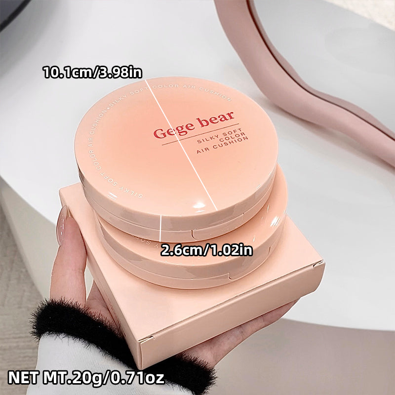 Compact cosmetic product with 'Gege bear' branding held by a hand, showing dimensions and weight.